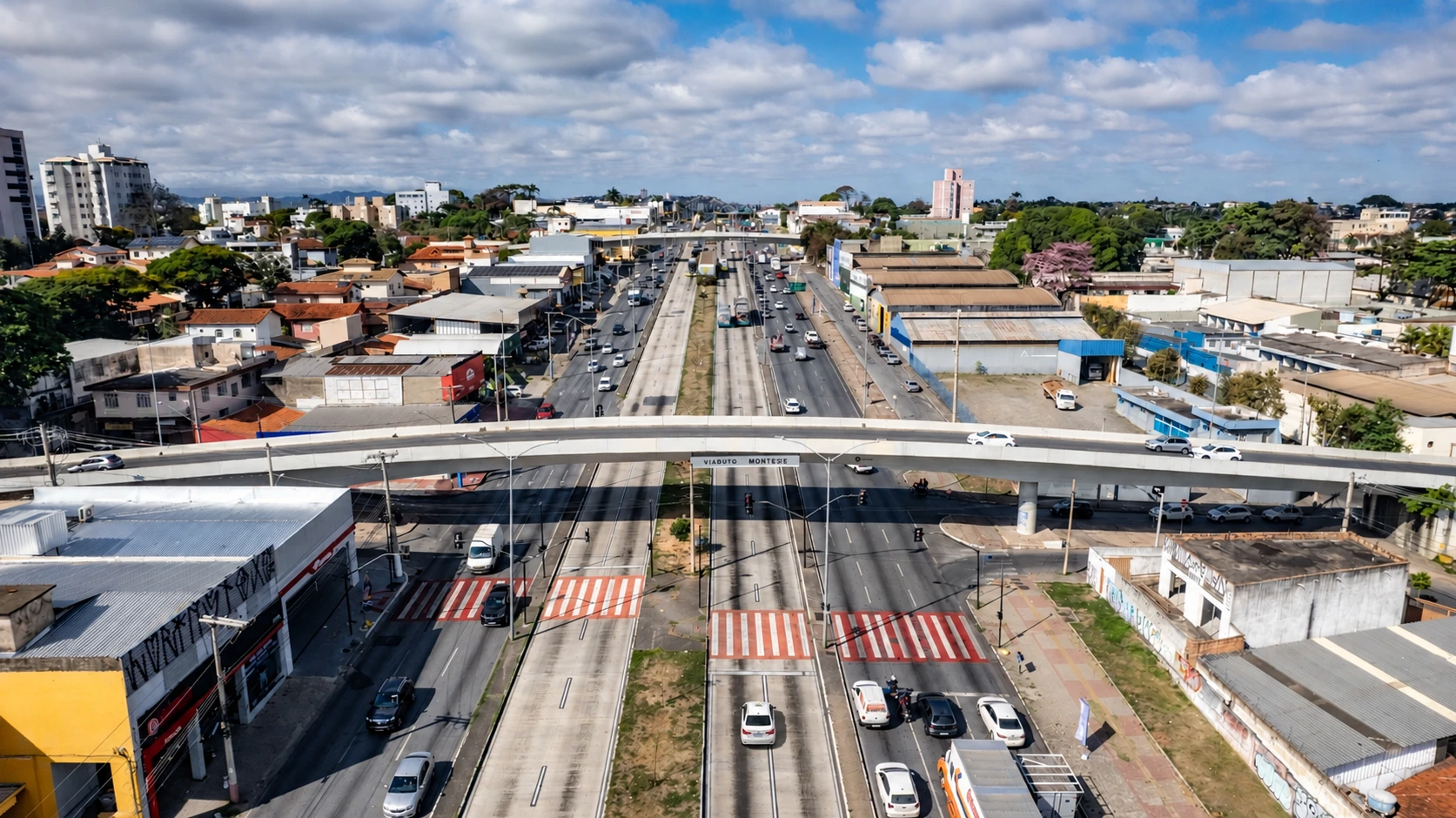 Vista aérea do corredor do MOVE com táxi da Coopertáxi na faixa exclusiva, em Belo Horizonte